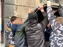 Националисты демонтировали мемориальную доску Жукову