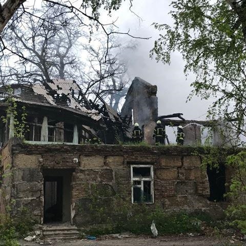 В Одессе горело заброшенное двухэтажное здание