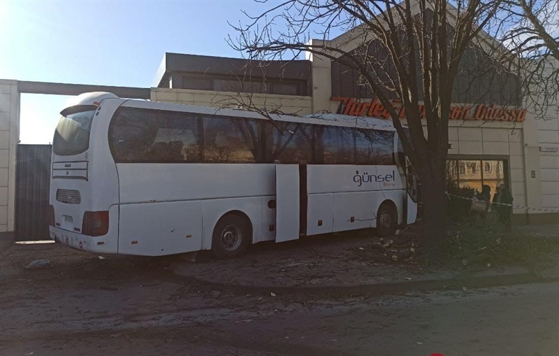 На Молдаванке рейсовый автобус Одесса-Киев врезался в здание 