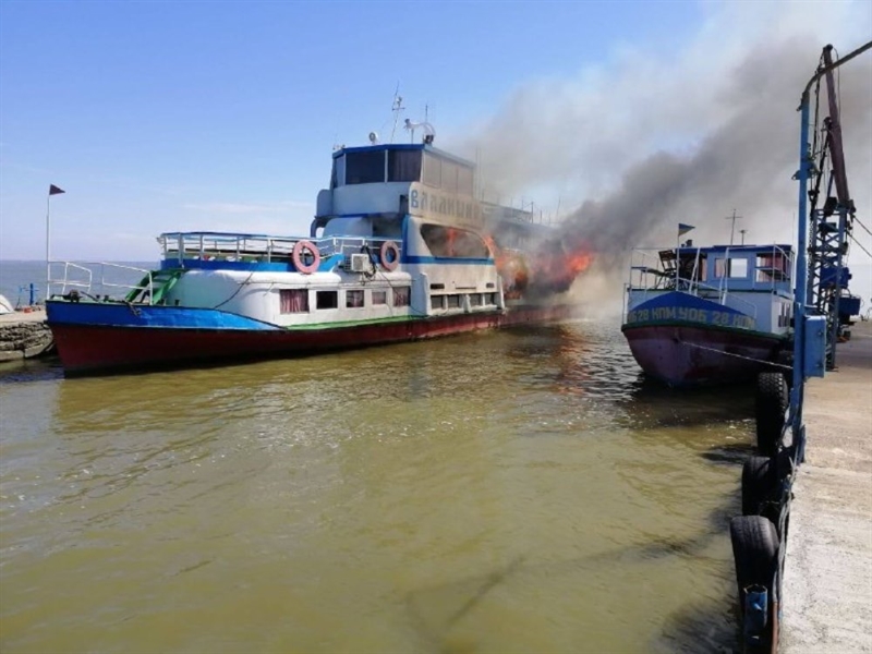 В Одесской области тушили пожар на прогулочном катере