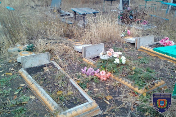 Подростки надругались над могилами на кладбище в Одесской области