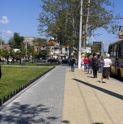 В Одессе ремонтируют дорожное покрытие на остановках 