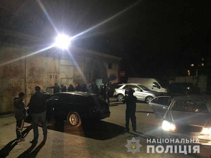 В Одессе правоохранители задержали группу лиц, которые лишили свободы жителя Николаева и требовали у него деньги