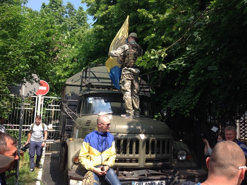  Активисты блокируют выезд из суда подсудимым по "делу 2 мая" военной машиной 
