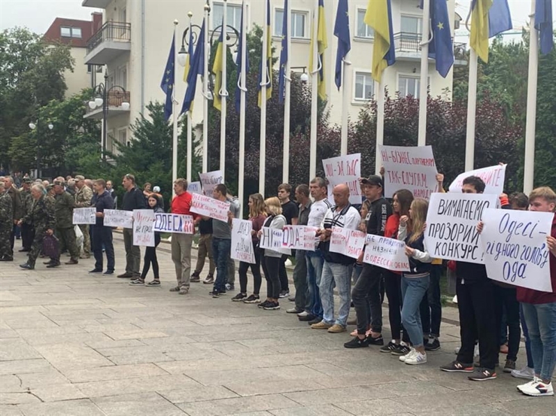 Возле офиса президента в Киеве проходит митинг против назначения главы ОГА