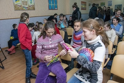 Воспитанниц дома-интерната на Макаренко, 20 поздравили с наступающими праздниками