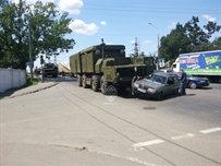 В Одессе военный МАЗ столкнулся с легковушкой