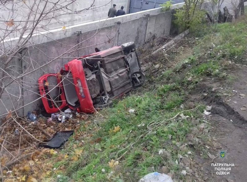 'На Горбатом мосту автомобиль слетел в кювет: пострадавшие в больнице