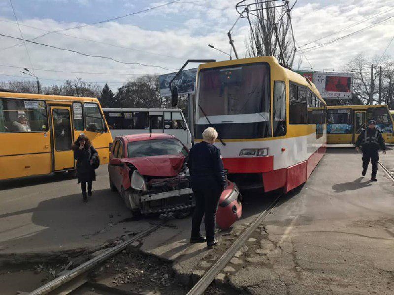 В Одессе столкнулись автомобиль и трамвай 