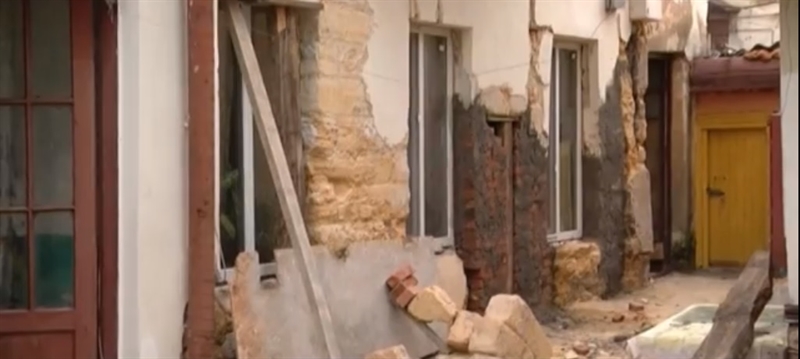 В Одессе разрушается дом, в котором живут люди