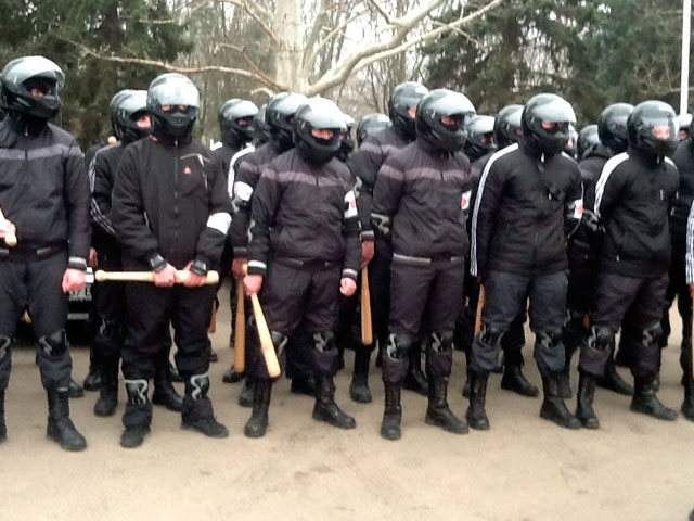 Сотня титушков взяла в кольцо здание одесской ОГА ФОТО