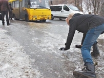 Жертвами гололеда в Одессе стали сотня горожан и более 30 автомобилей