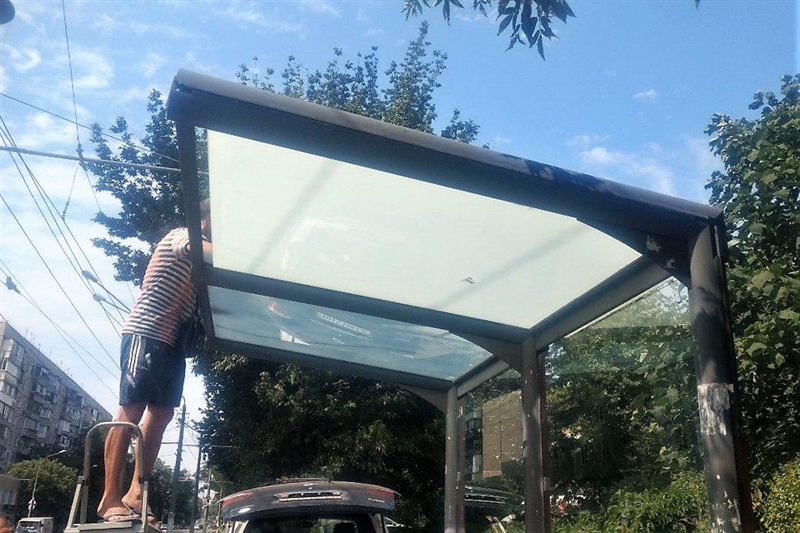 В Одессе ремонтируют остановки общественного транспорта