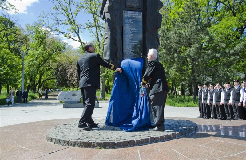 У памятника Погибшим морякам открыта мемориальная доска с названиями затонувших кораблей 