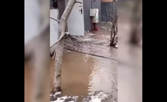 На поселке Котовского произошел прорыв водопровода под МАФами