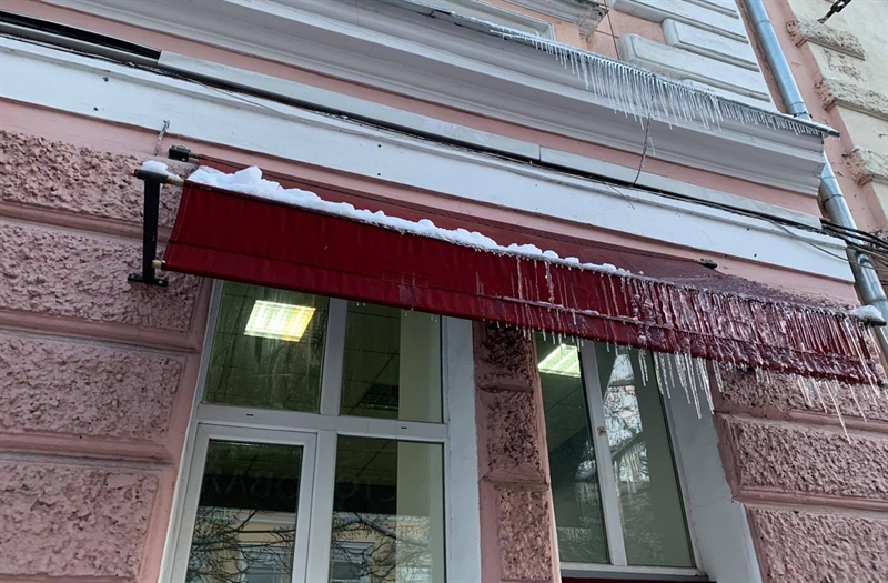 Одесситов просят быть максимально бдительными из-за наледи на крышах