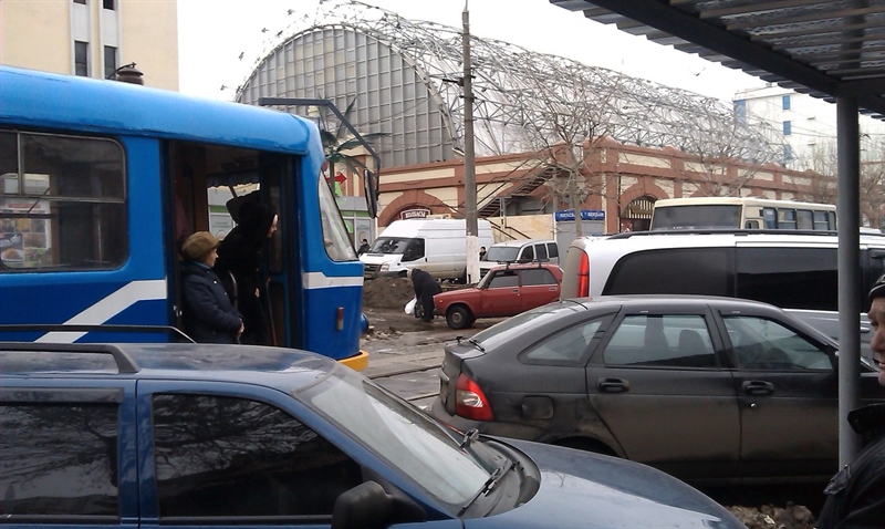 Возле одесского Привоза движение парализовал припаркованный автомобиль ФОТО