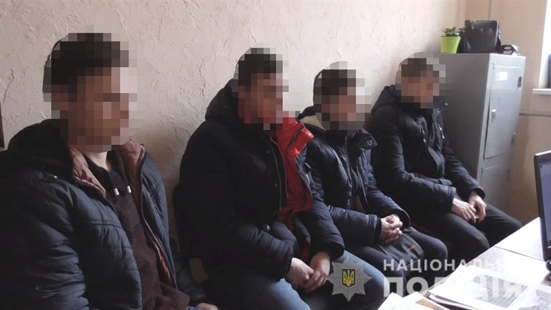 В Подольске пятеро парней избили и ограбили прохожего 