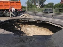 В центре Одессы огромный грузовик с песком угодил в траншею ФОТОФАКТ