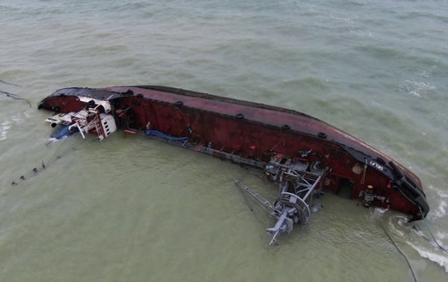 Проверка не обнаружила нефтепродуктов в пятне на морской воде у затонувшего танкера «Delfi»