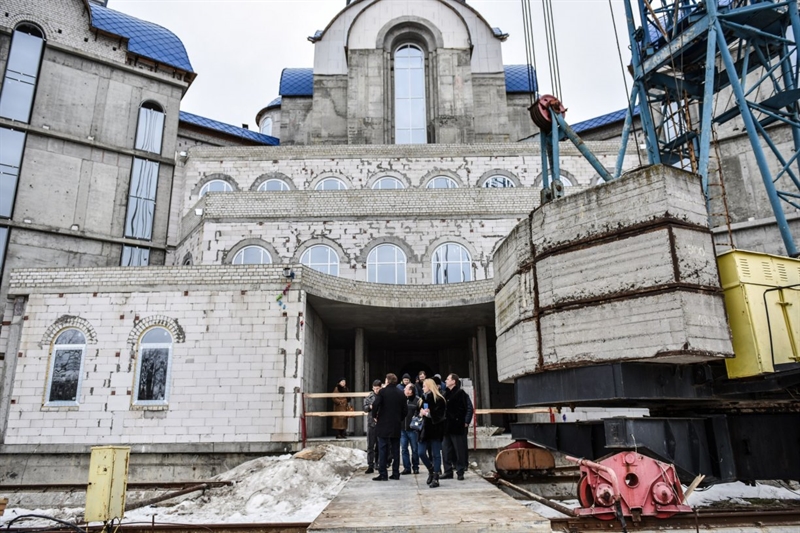 В Одессе продолжается строительство общеобразовательной церковно-приходской школы: завершено остекление и начаты отделочные работы 