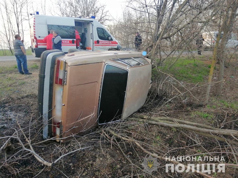   На дороге Одесса-Рени иномарка слетела в кювет: есть пострадавшие 