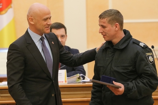 В Одессе наградили полицейского, который задержал преступника, изнасиловавшего женщину