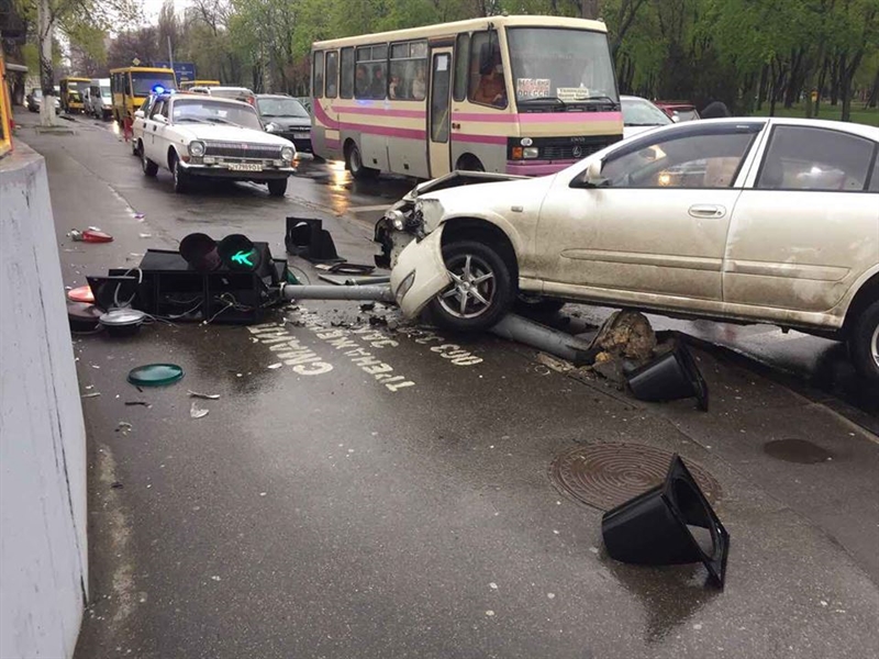 На Балковской столкнулись два автомобиля: в результате ДТП был сбит светофор