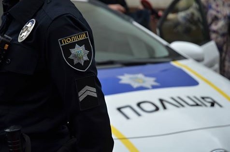 В Овидиополе на парковке возле супермаркета избили и ограбили мужчину