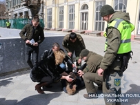 В центре Одессы отвалившийся с фасада здания камень упал на голову прохожего