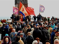 Одесские политики возлагали цветы под шефством Агафангела и знаменами Сталина ФОТОРЕПОРТАЖ