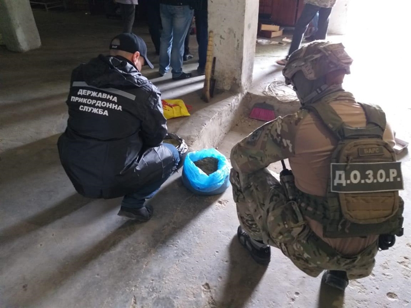 В Измаиле пограничники совместно с полицейскими обнаружили арсенал оружия, боеприпасов и наркотиков