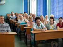 Социальный проект Сергея Кивалова в действии: пенсионеры получили сертификаты о прохождении компьютерных курсов