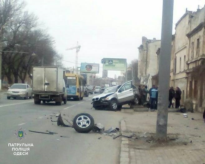 Водитель, врезавшись на BMW в бетонную электроопору, сбежал с места ДТП