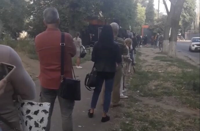 Карантин: На автобусных остановках в Одессе толпы народа