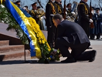 Порошенко возложил цветы к памятнику Неизвестного Матроса в Одессе ФОТОРЕПОРТАЖ