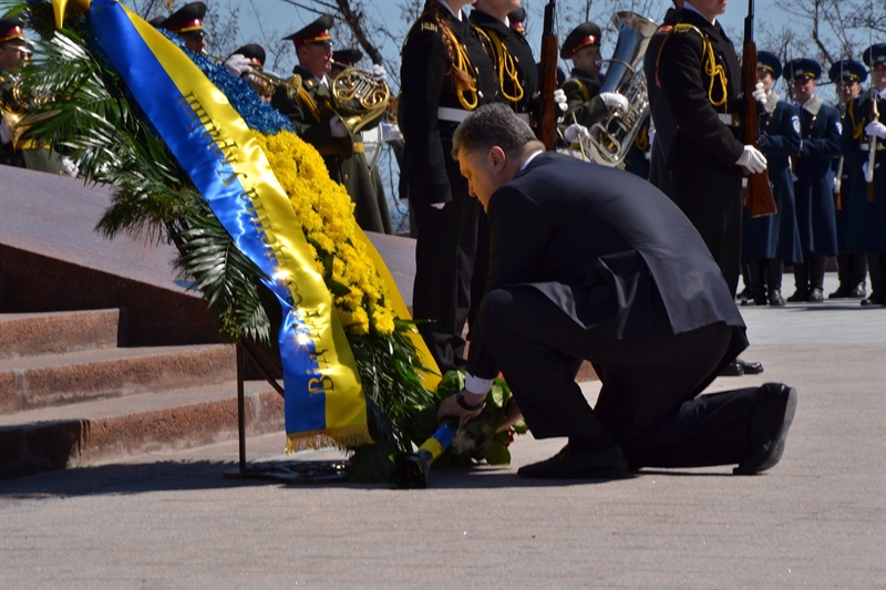 Порошенко возложил цветы к памятнику Неизвестного Матроса в Одессе ФОТОРЕПОРТАЖ