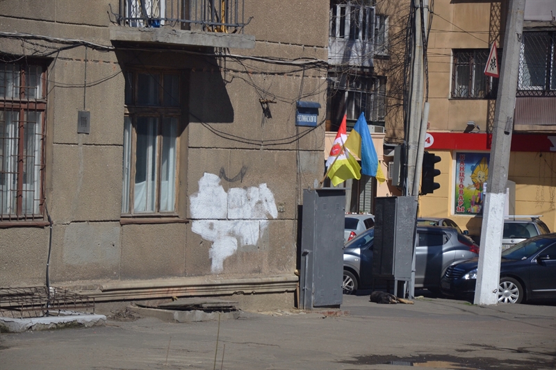 В Одессе к приезду Порошенко моют улицы и вывесили одесские флаги ФОТО