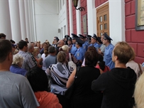 Возле одесской мэрии митинг: Жертвы недостроев прорвали ограждение ФОТО