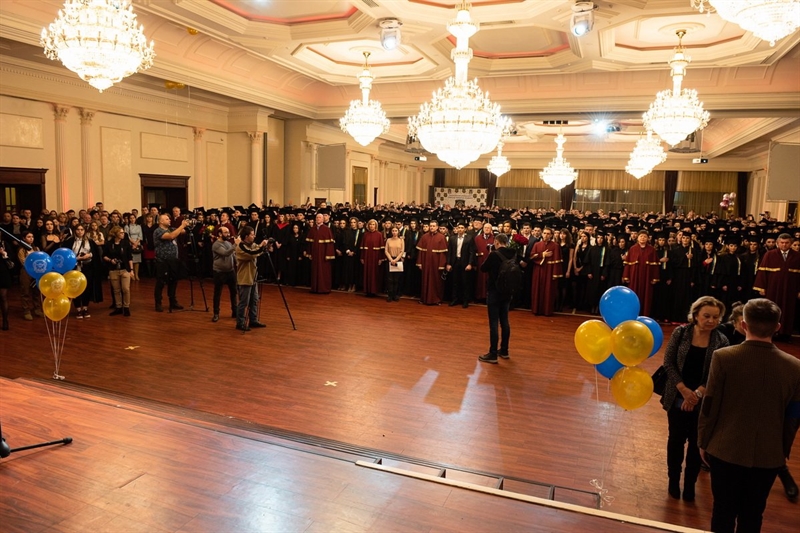 Выпускникам Одесской Юракадемии торжественно вручили дипломы магистров