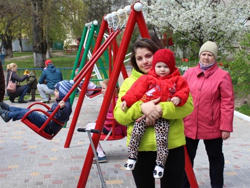В Ильичевске вместо парковки установили детскую площадку