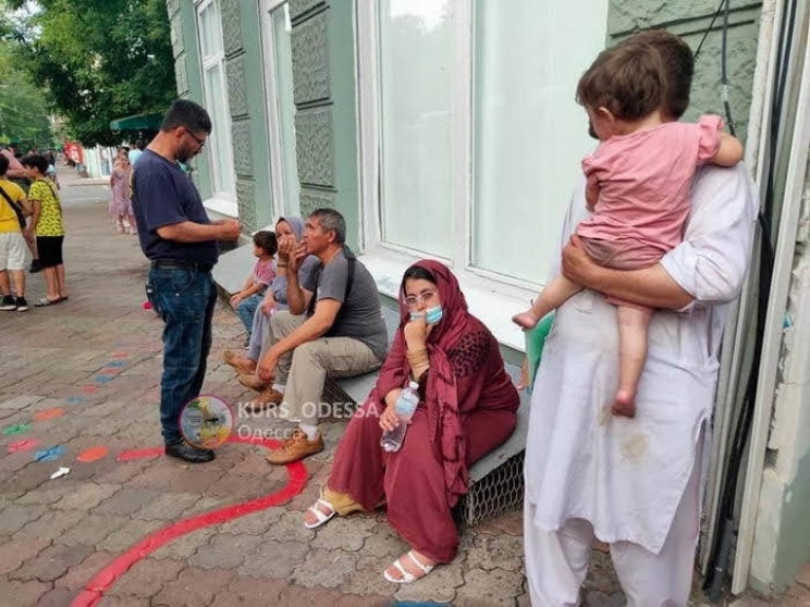 В Одессу прибыли более 130 беженцев из Афганистана