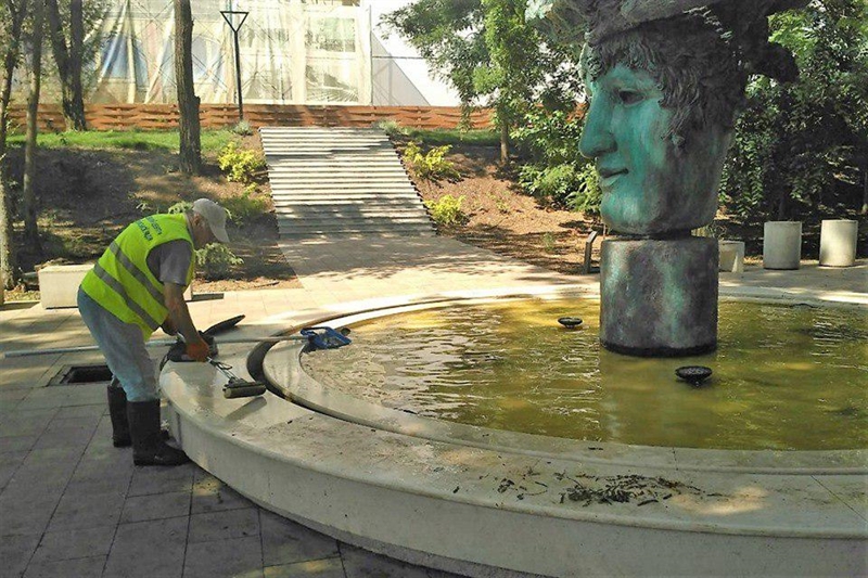 Одесские фонтаны очищают после непогоды
