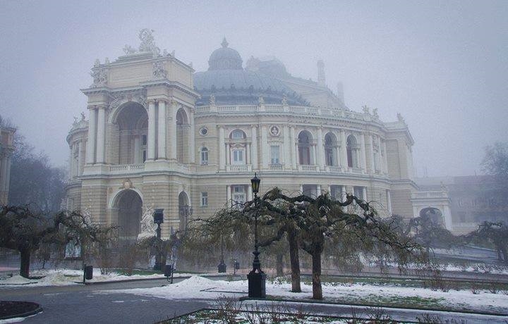 Одесский оперный «оделся» в туман ФОТО