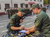 В Одессе торжественно вручили оружие новобранцам