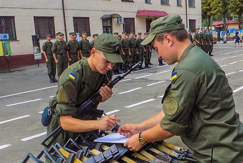 В Одессе торжественно вручили оружие новобранцам