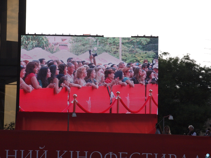 Церемония открытия транслировалась на Фестивально площади