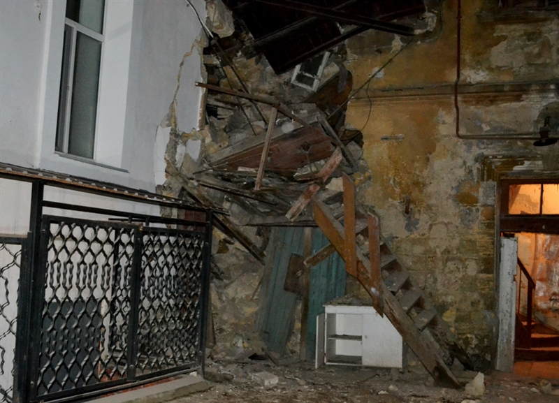 На Нежинской спасатели освободили хозяйку из обрушенного дома