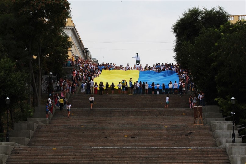 В Одессе развернули 24-метровый флаг Украины