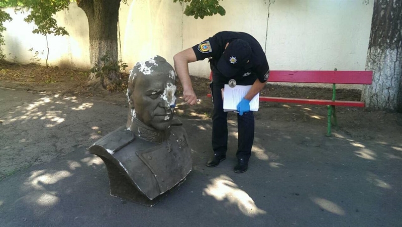 На Деволановском спуске найден разбитый бюст Жукова